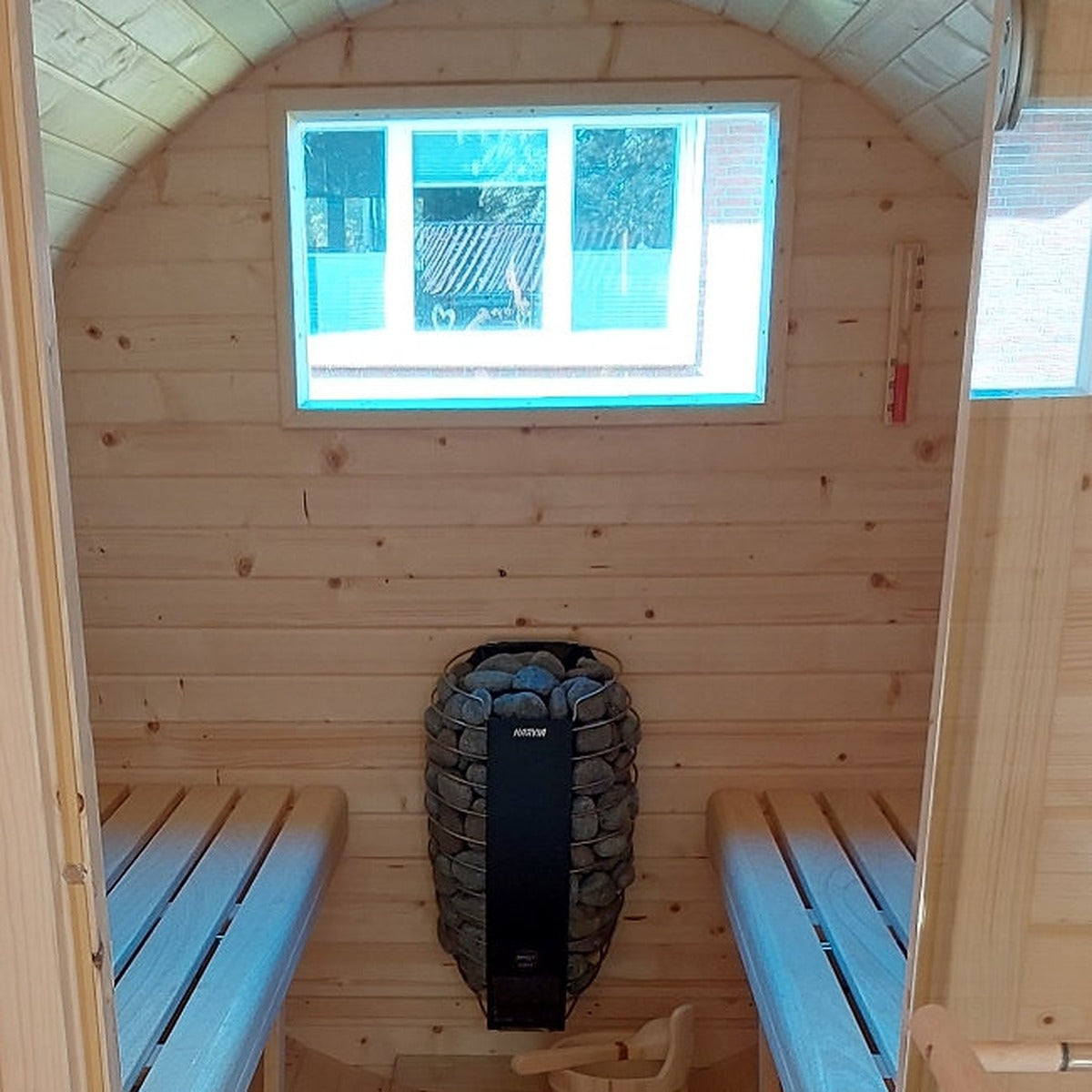 Fass-Sauna Fenster  Rückwand groß 800x600