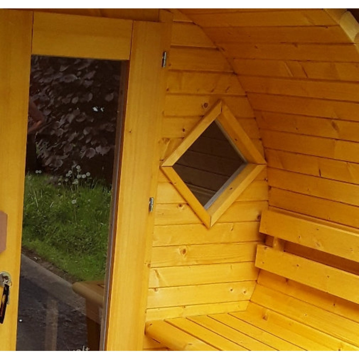 Fass-Sauna Rautenfenster
